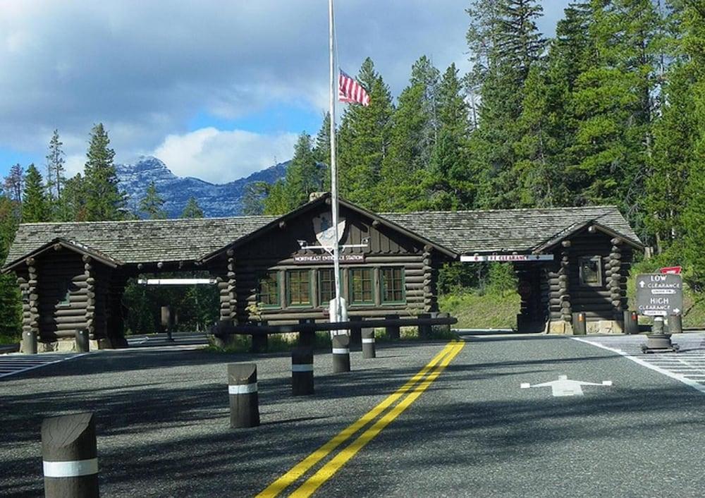 Soda Butte Lodge