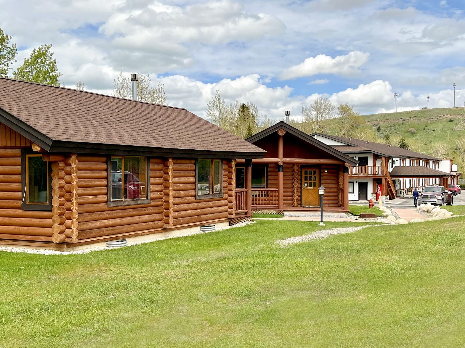 Beartooth Hideaway Inn & Cabins