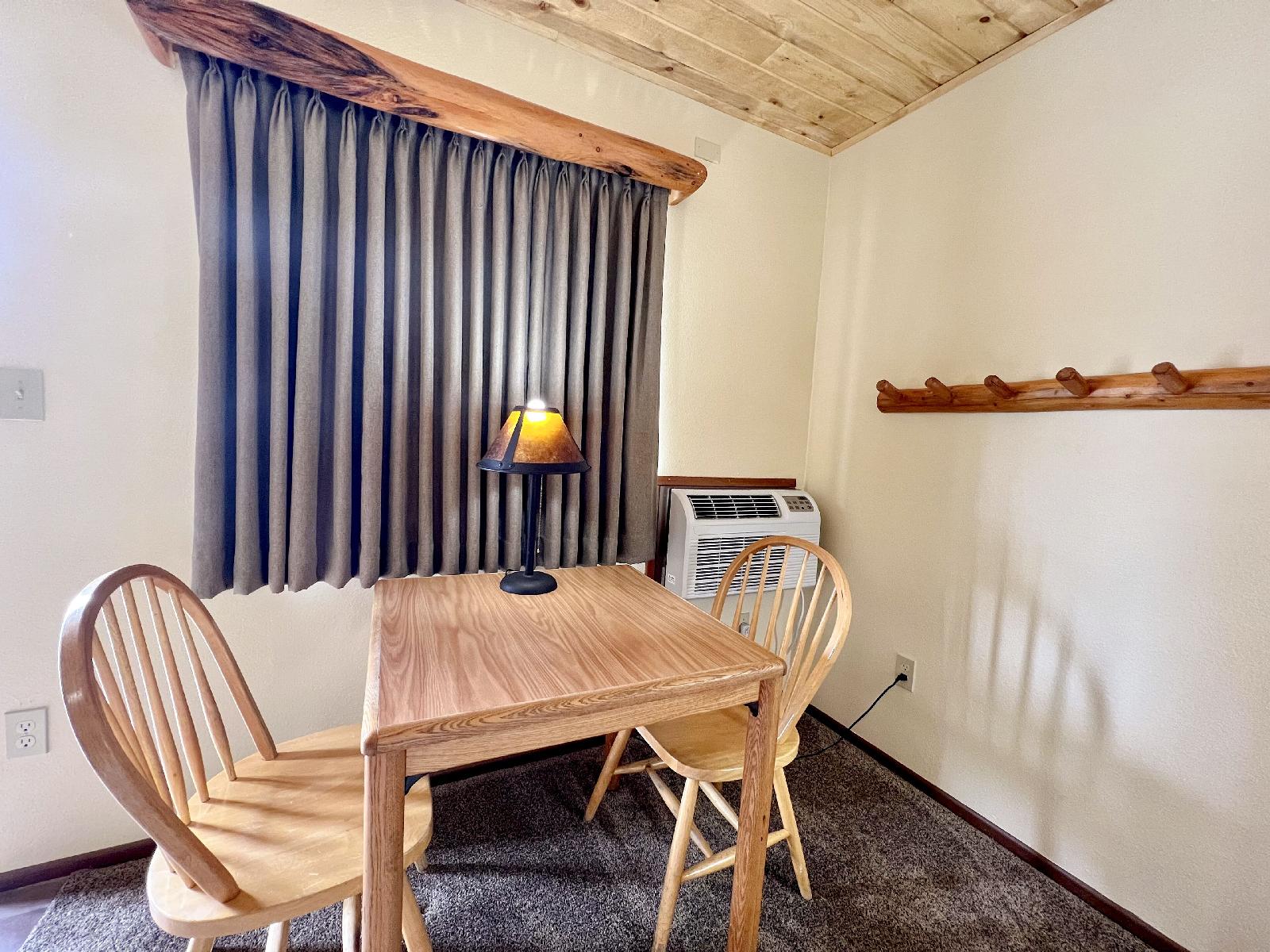 Beartooth Hideaway Inn & Cabins