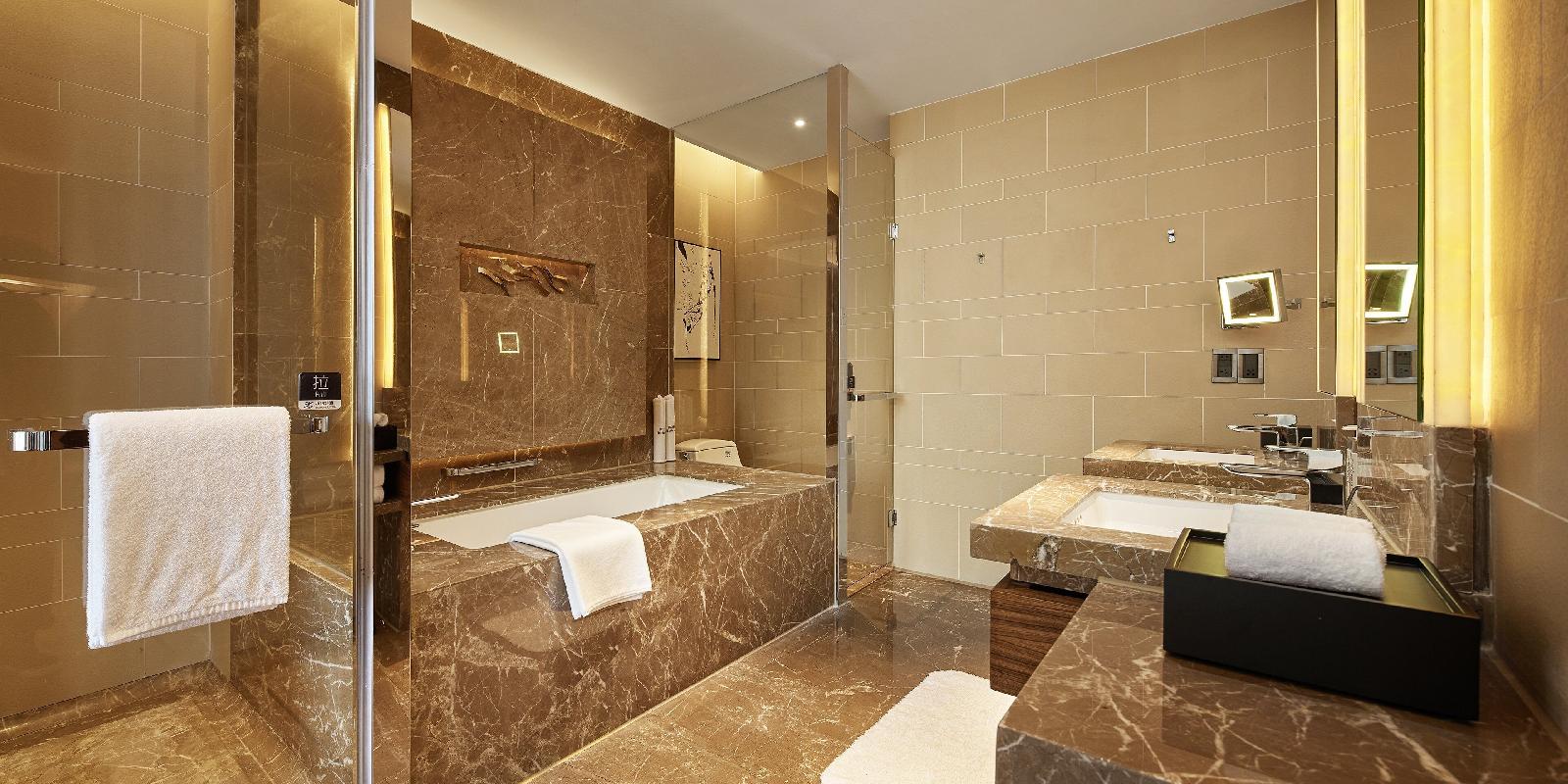 HUALUXE™ Hotels & Resorts Ningbo Harbor City