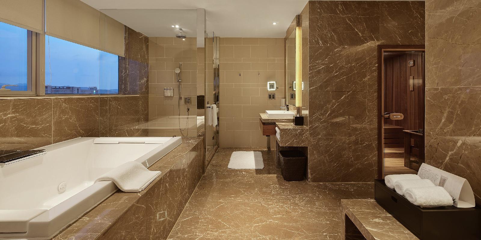 HUALUXE™ Hotels & Resorts Ningbo Harbor City