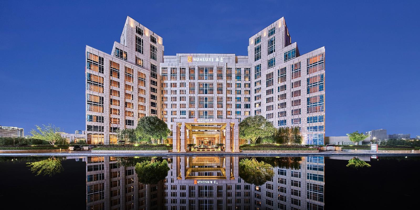 HUALUXE™ Hotels & Resorts Ningbo Harbor City