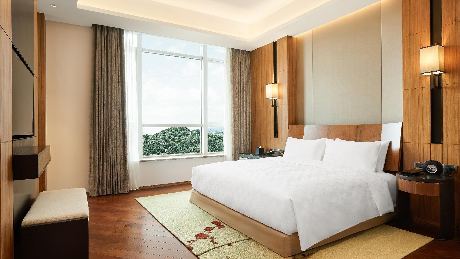 HUALUXE™ Hotels & Resorts Ningbo Harbor City