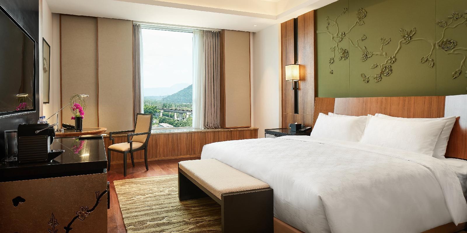 HUALUXE™ Hotels & Resorts Ningbo Harbor City