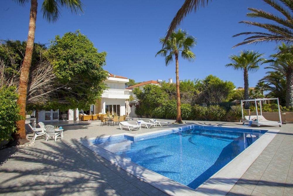 Sunset Beachfront Villa Meneou
