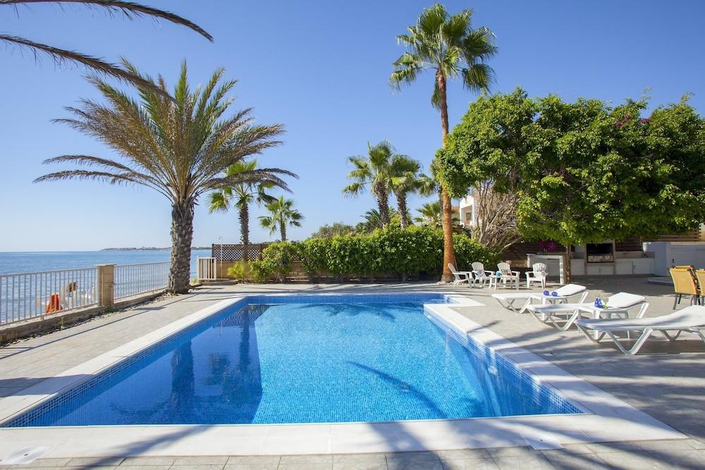 Sunset Beachfront Villa Meneou