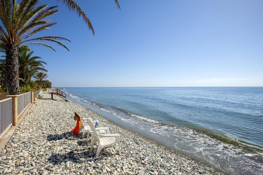 Sunset Beachfront Villa Meneou