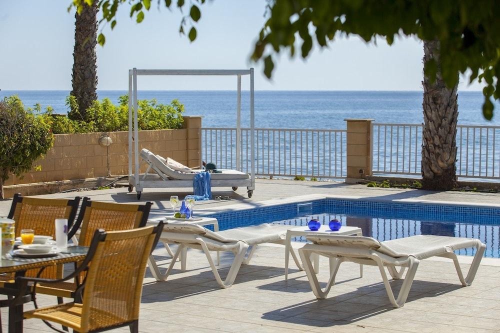 Sunset Beachfront Villa Meneou