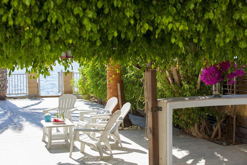 Sunset Beachfront Villa Meneou