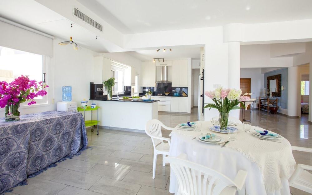 Sunset Beachfront Villa Meneou