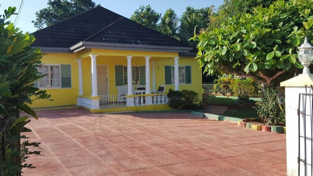 Ocho Rios Almond Tree Villas