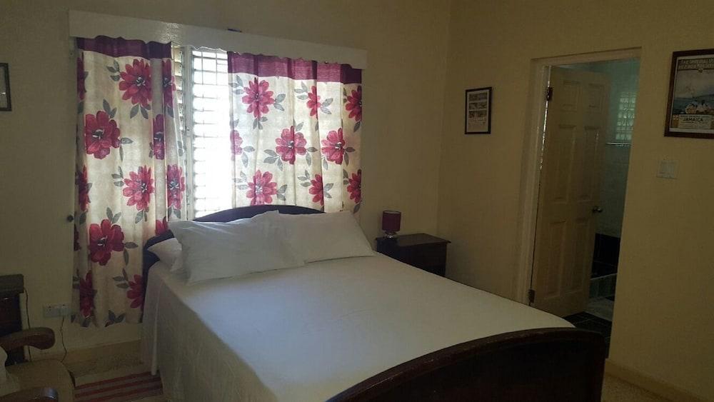 Ocho Rios Almond Tree Villas