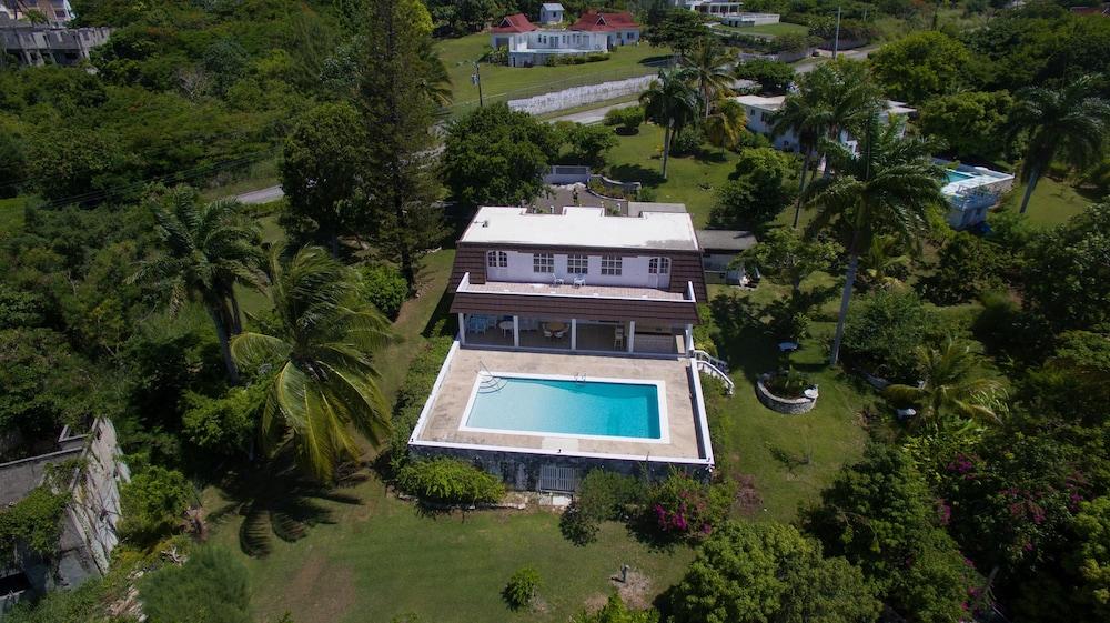 Paradise Burlington Villa