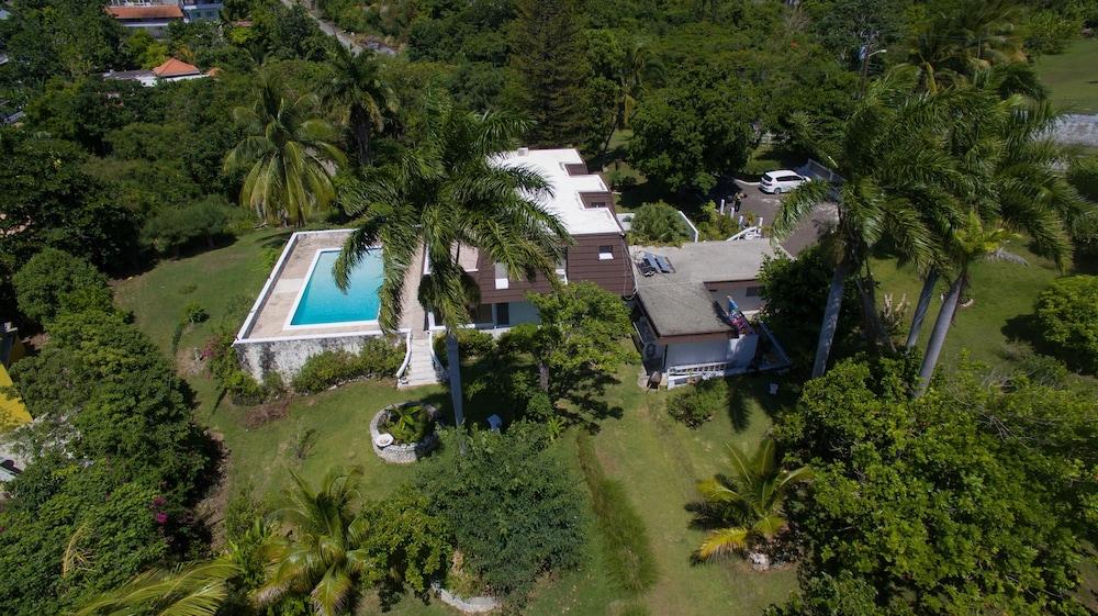 Paradise Burlington Villa
