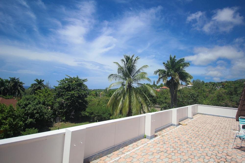 Paradise Burlington Villa