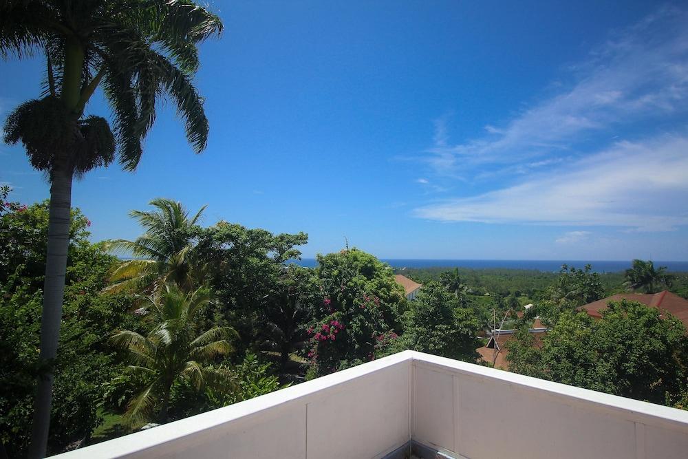 Paradise Burlington Villa