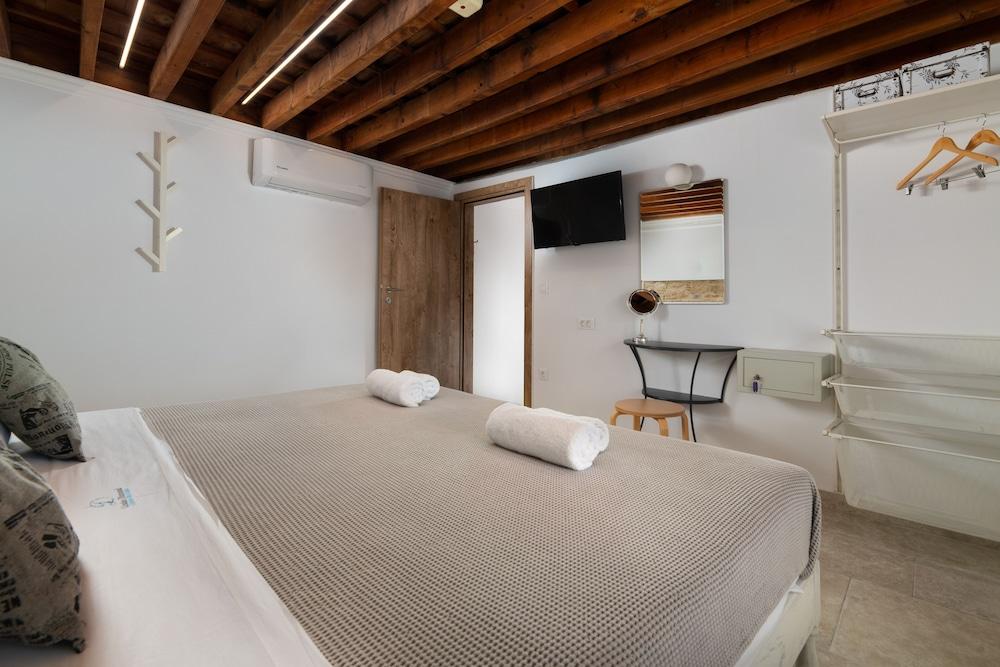 Lindos Citrin Studios