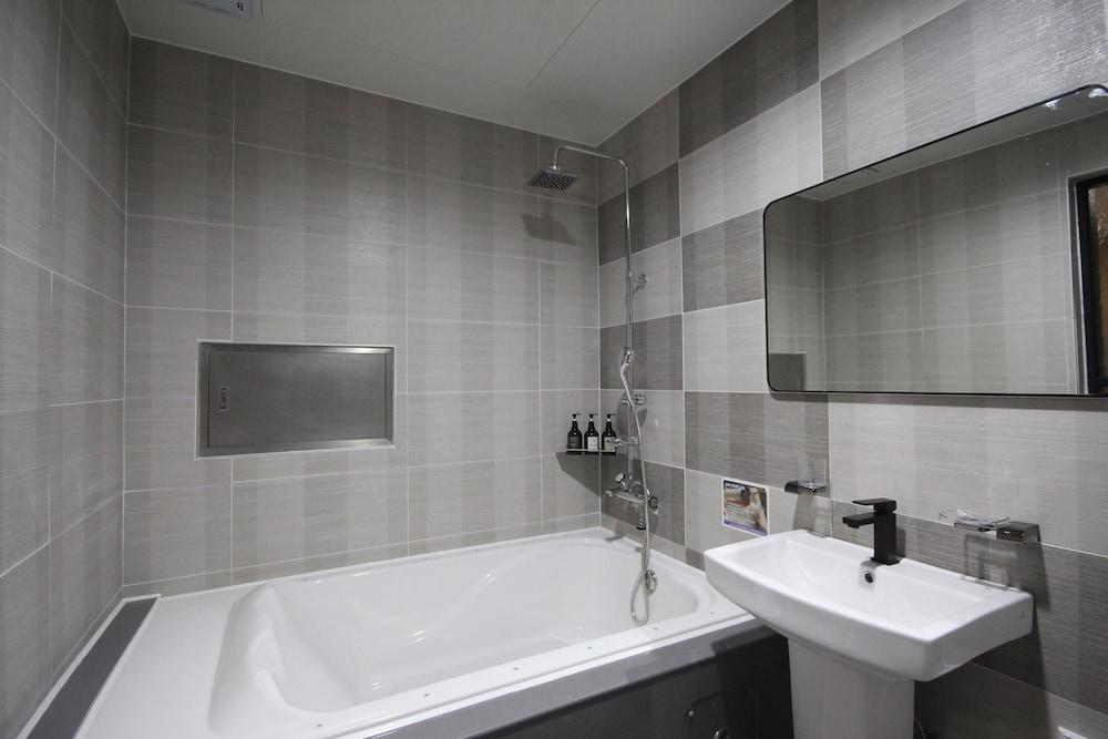 Brown Dot Hotel Jinhae