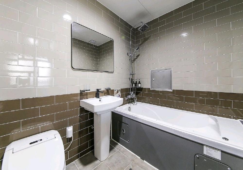 Brown Dot Hotel Jinhae