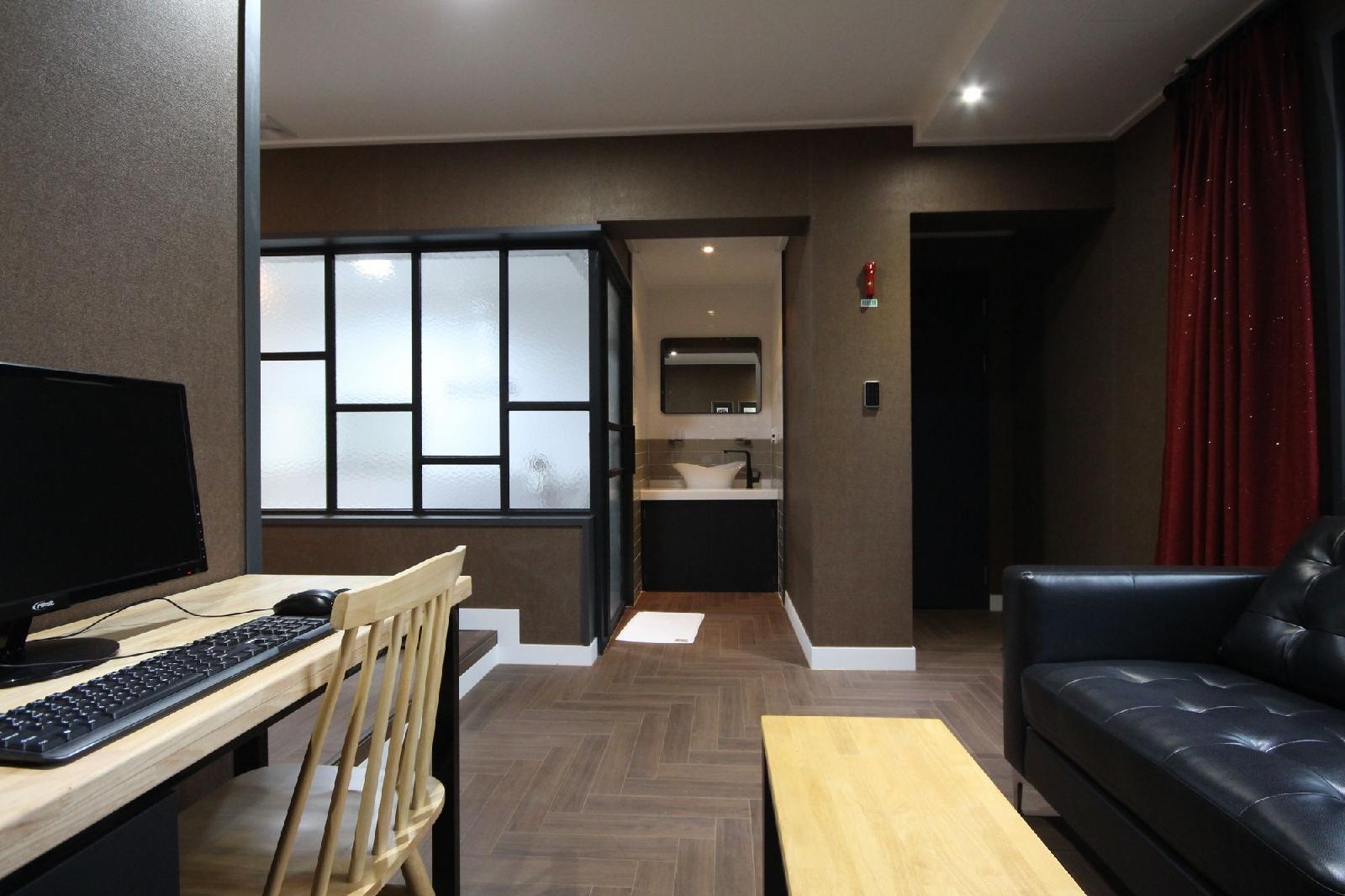 Brown Dot Hotel Jinhae