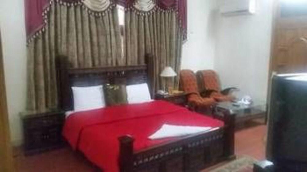 Hotel Orash Lodges