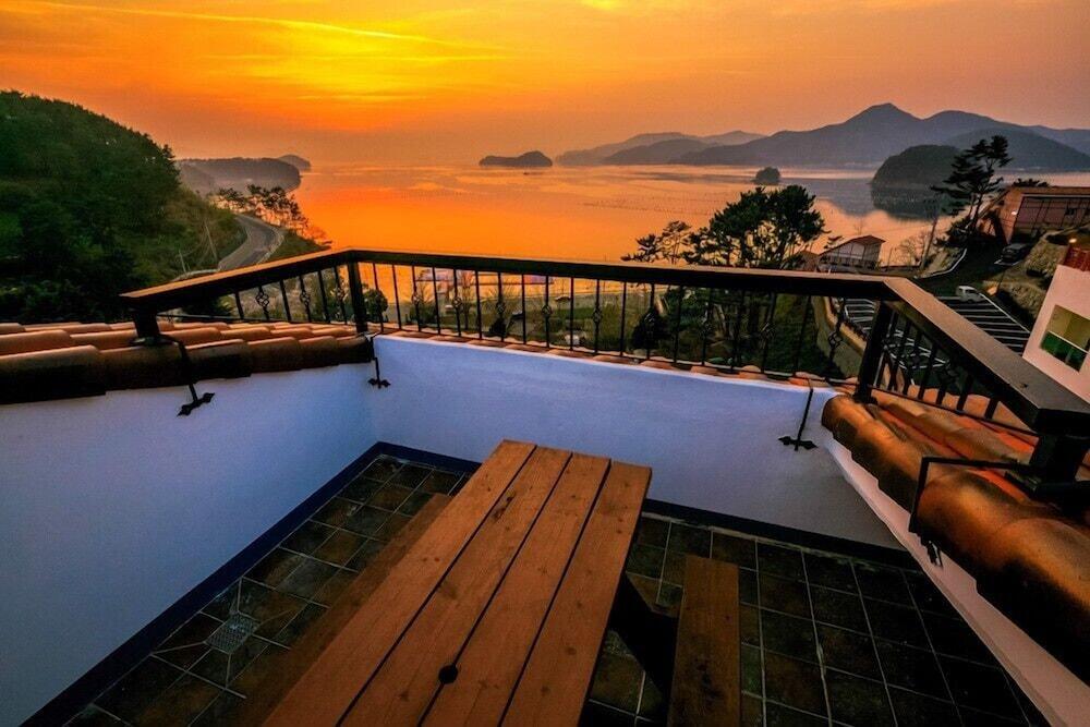 Tongyeong Beach Castle Hotel