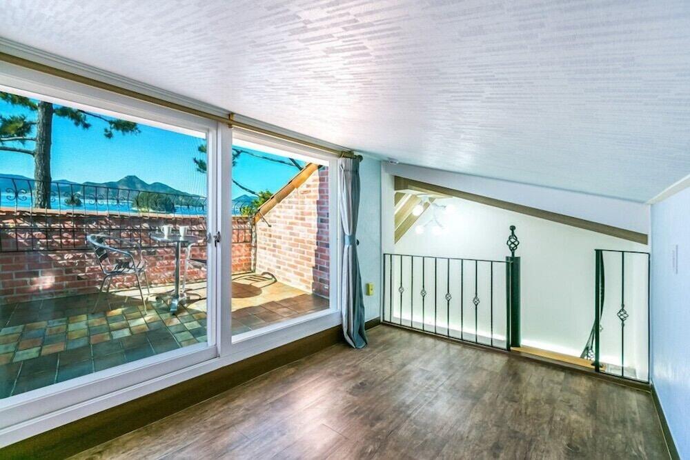 Tongyeong Beach Castle Hotel