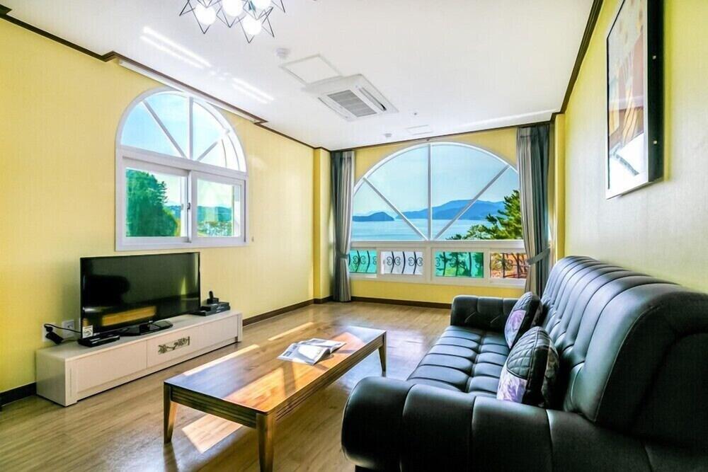 Tongyeong Beach Castle Hotel