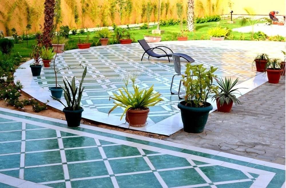 Royal Suites Hotel