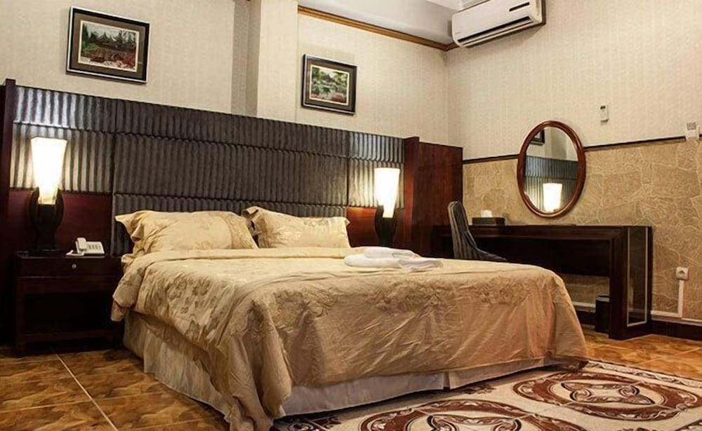 Royal Suites Hotel