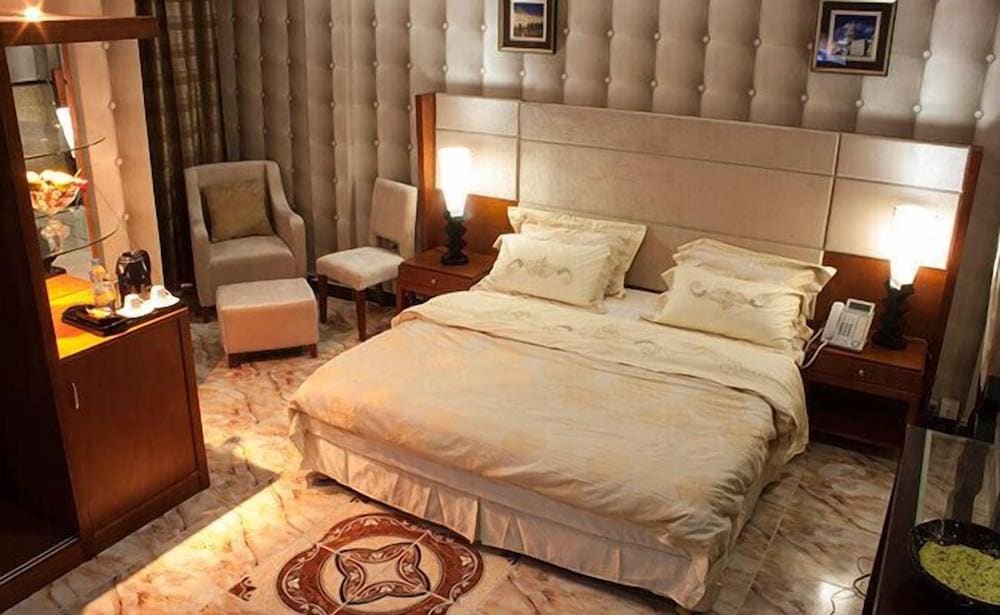 Royal Suites Hotel