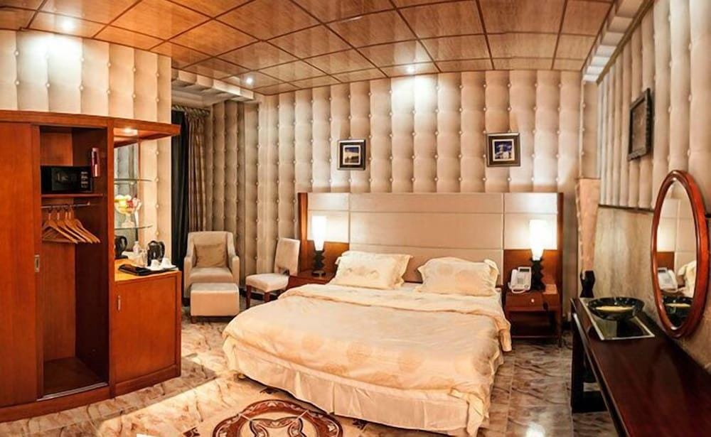 Royal Suites Hotel