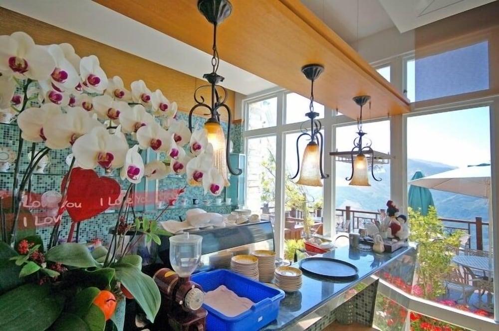 Jun Yue Hanging Garden Resort