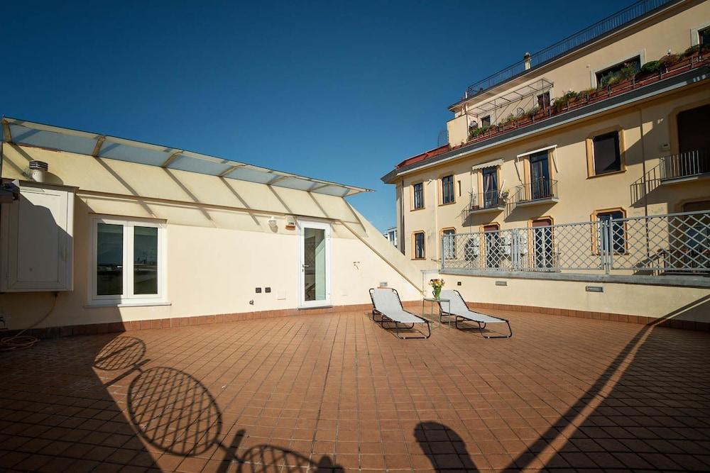 Vomero Roof