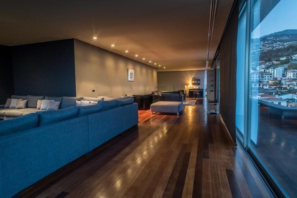 Arts in Penthouse Apartments Til Sol