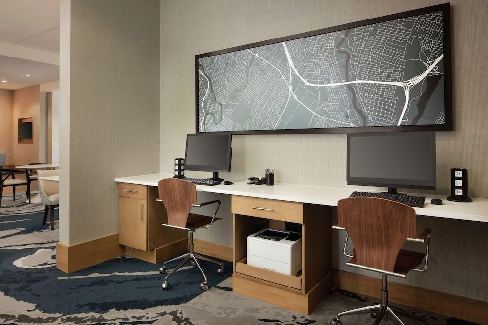 Hampton Inn & Suites Teaneck Glenpointe