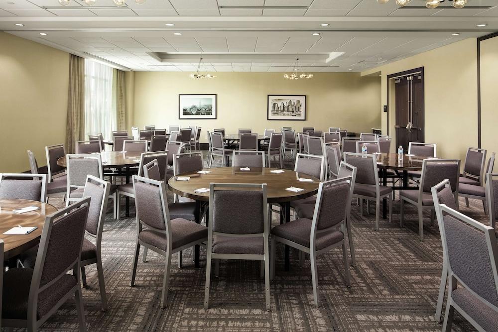 Hampton Inn & Suites Teaneck Glenpointe