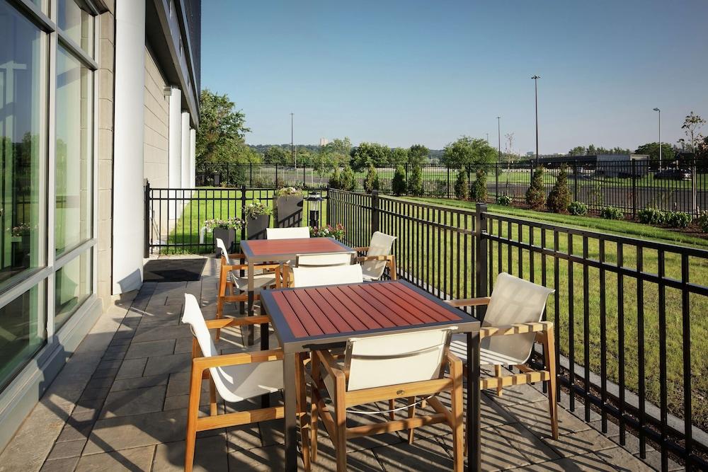 Hampton Inn & Suites Teaneck Glenpointe