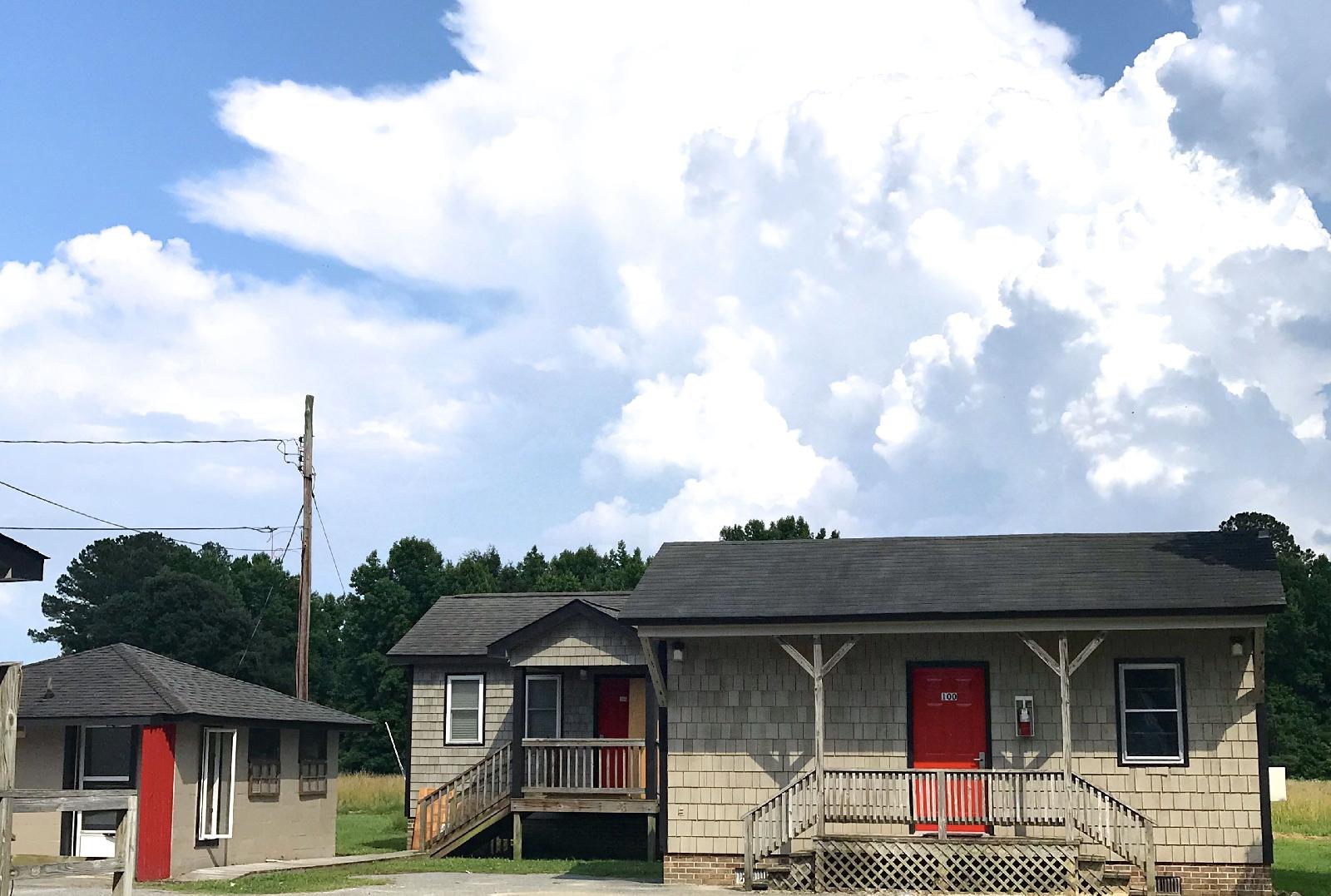 Whistling Pines Motel