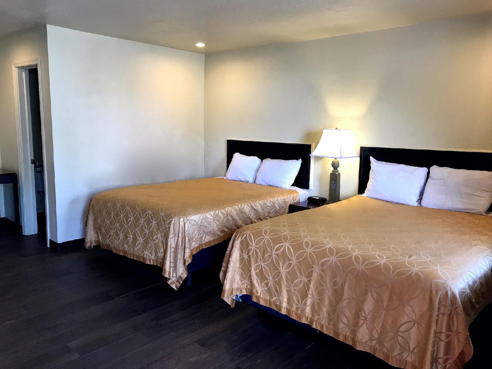 Whistling Pines Motel