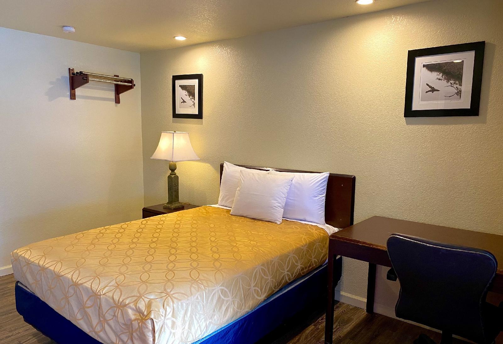 Whistling Pines Motel