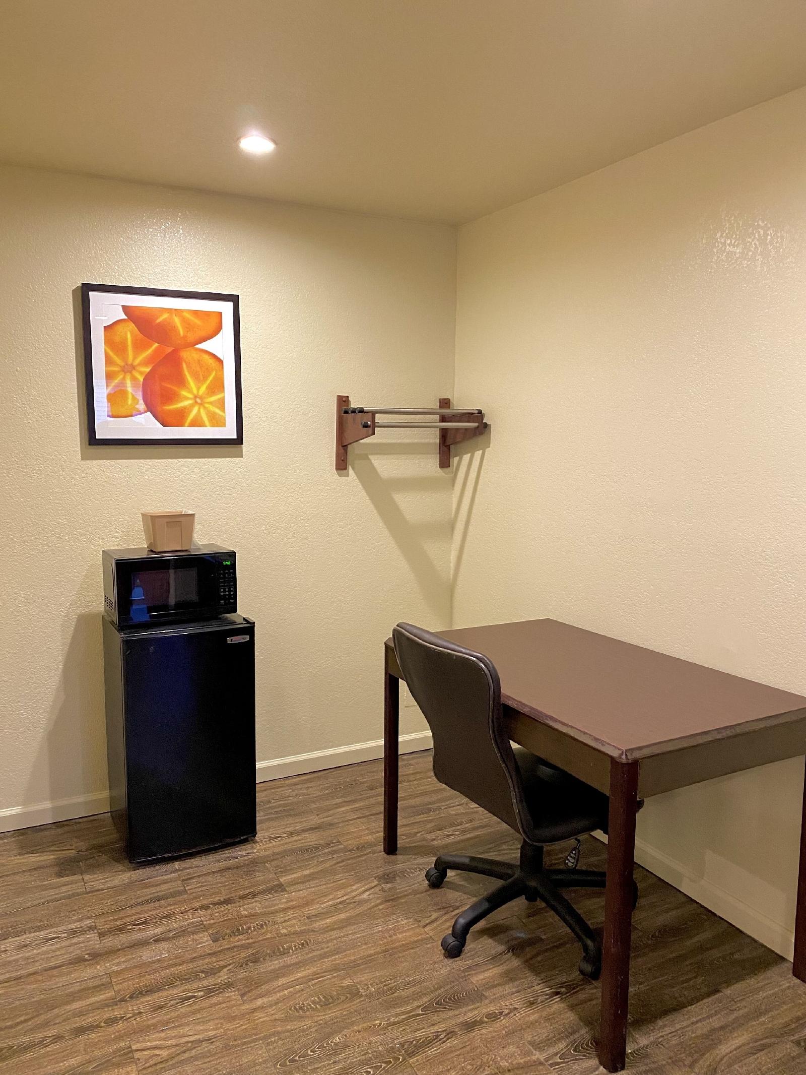 Whistling Pines Motel