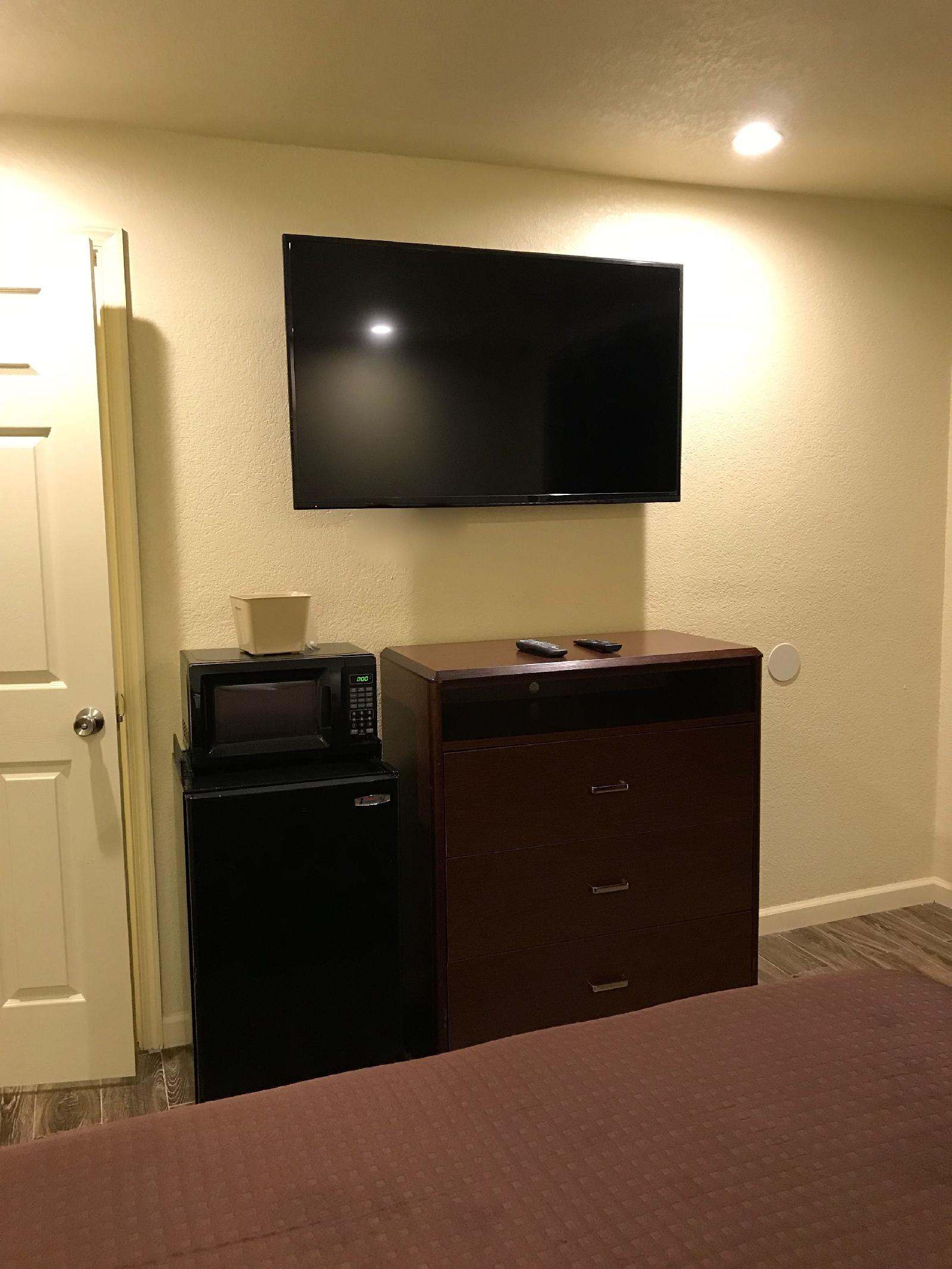 Whistling Pines Motel