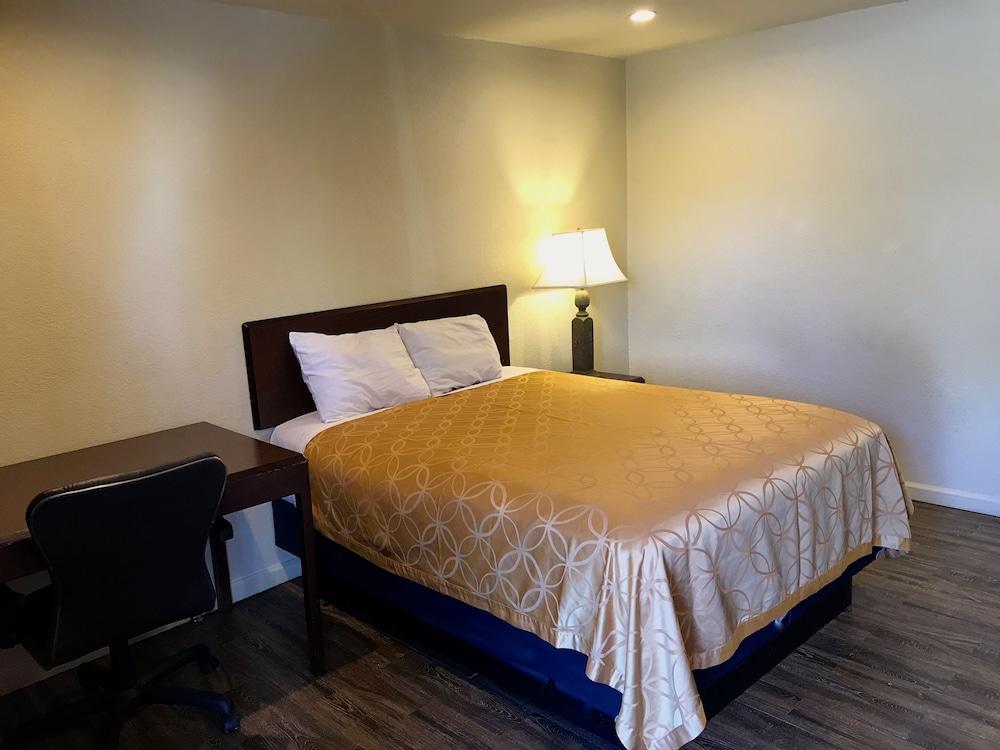 Whistling Pines Motel