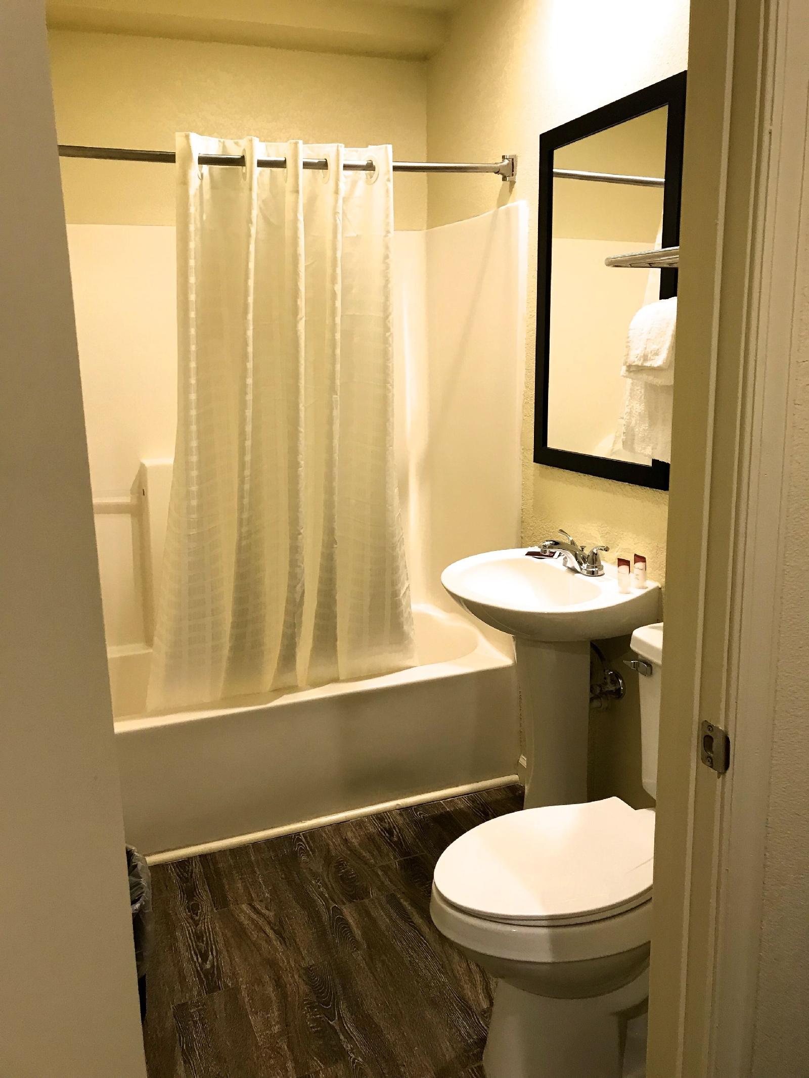 Whistling Pines Motel