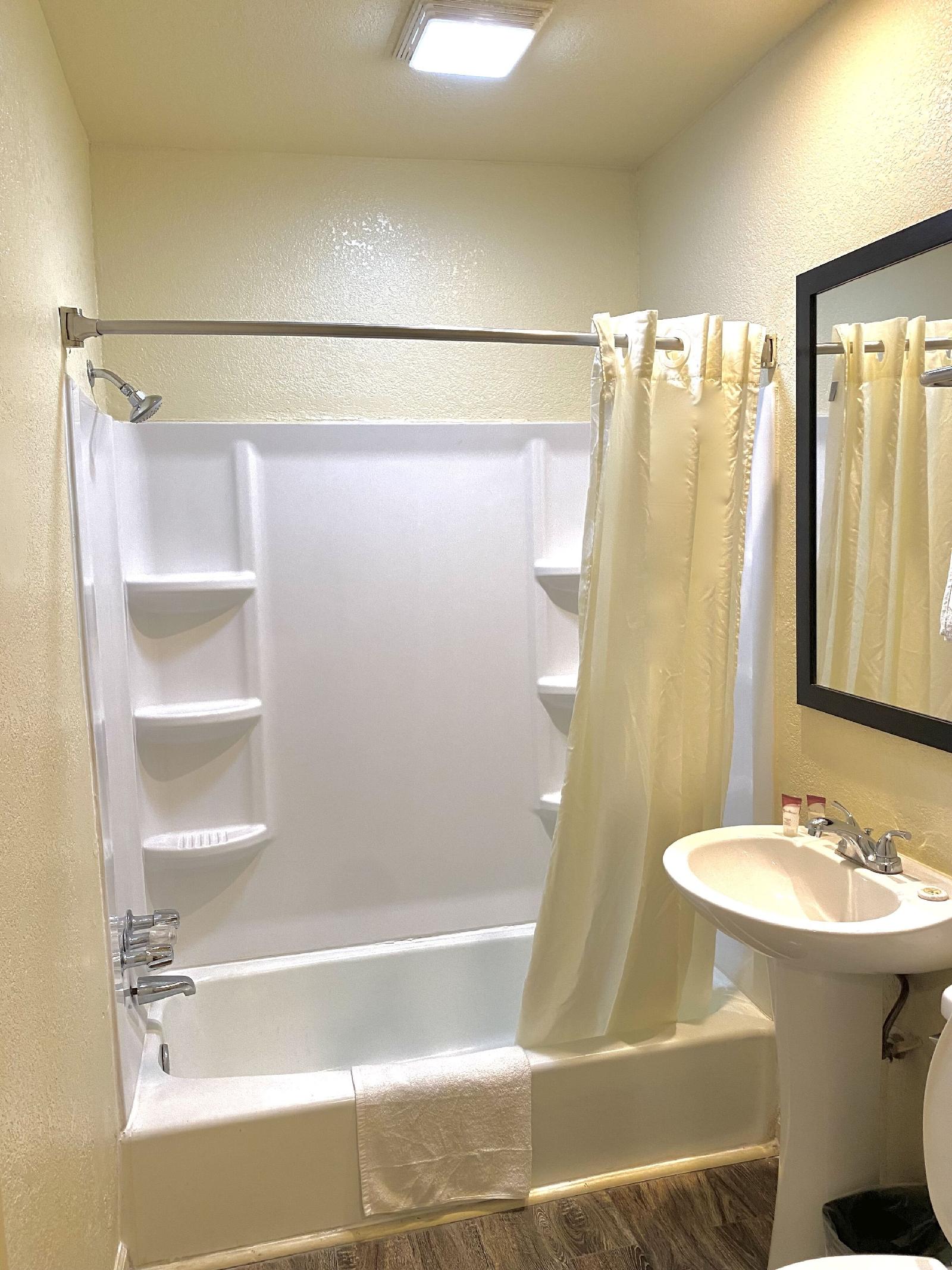 Whistling Pines Motel