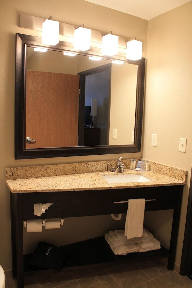 Brookstone Lodge and Suites