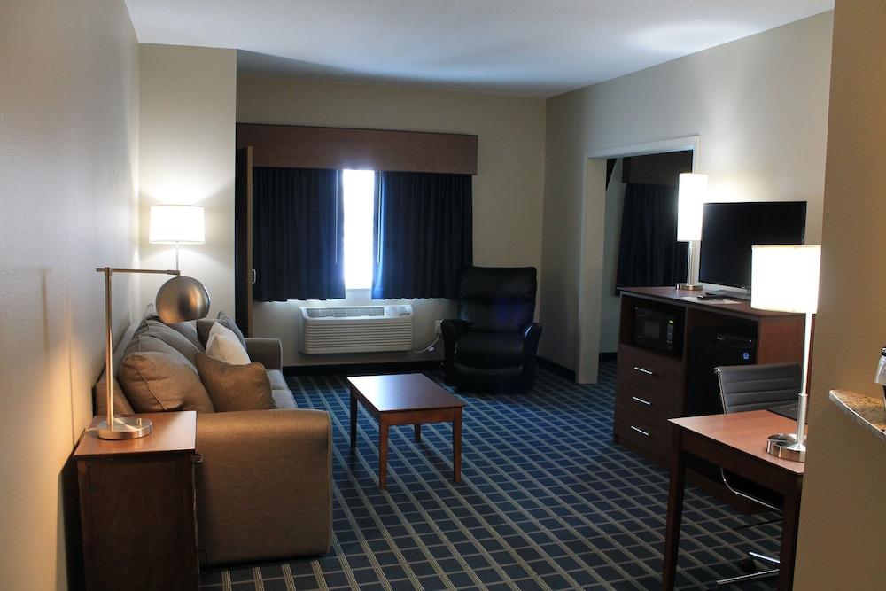 Brookstone Lodge and Suites