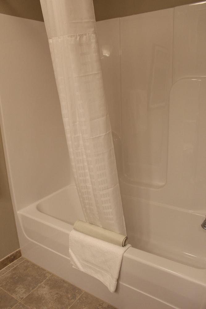 Brookstone Lodge and Suites