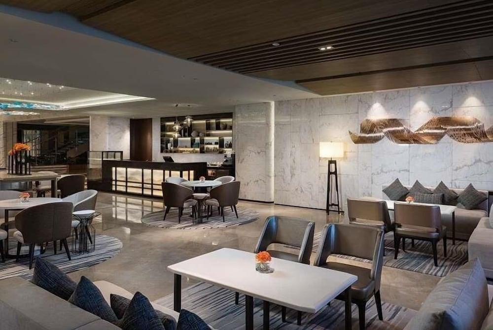 Howard Johnson Yacht Club Hotel